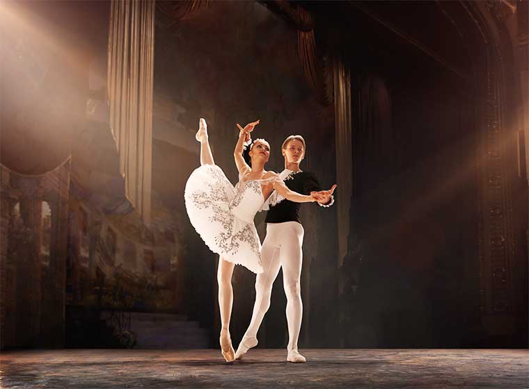 バレエで踊る男女の画像